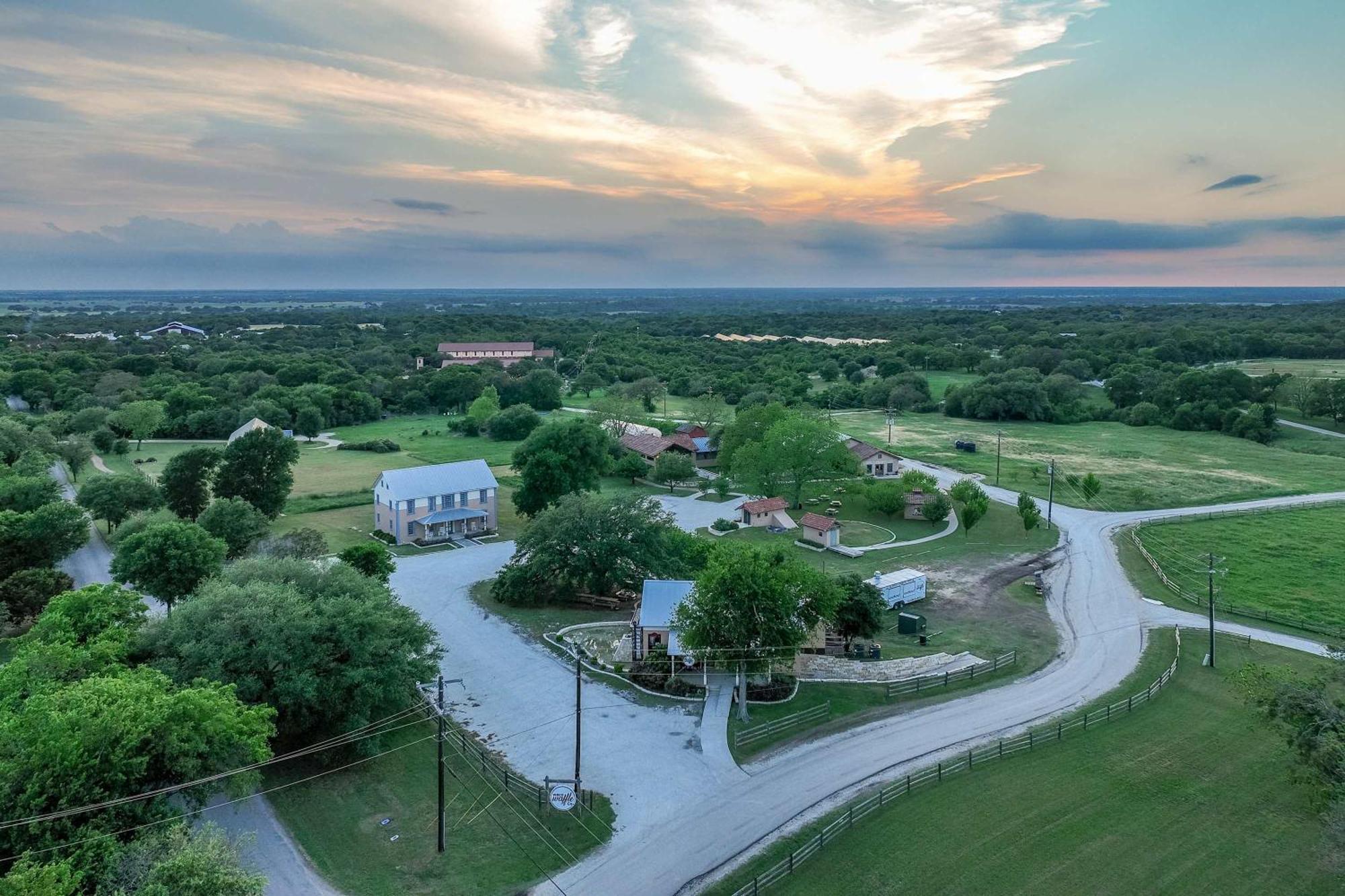 Container Home With Rooftop Views And Pickleball-Pecan Grove Bellmead Kültér fotó